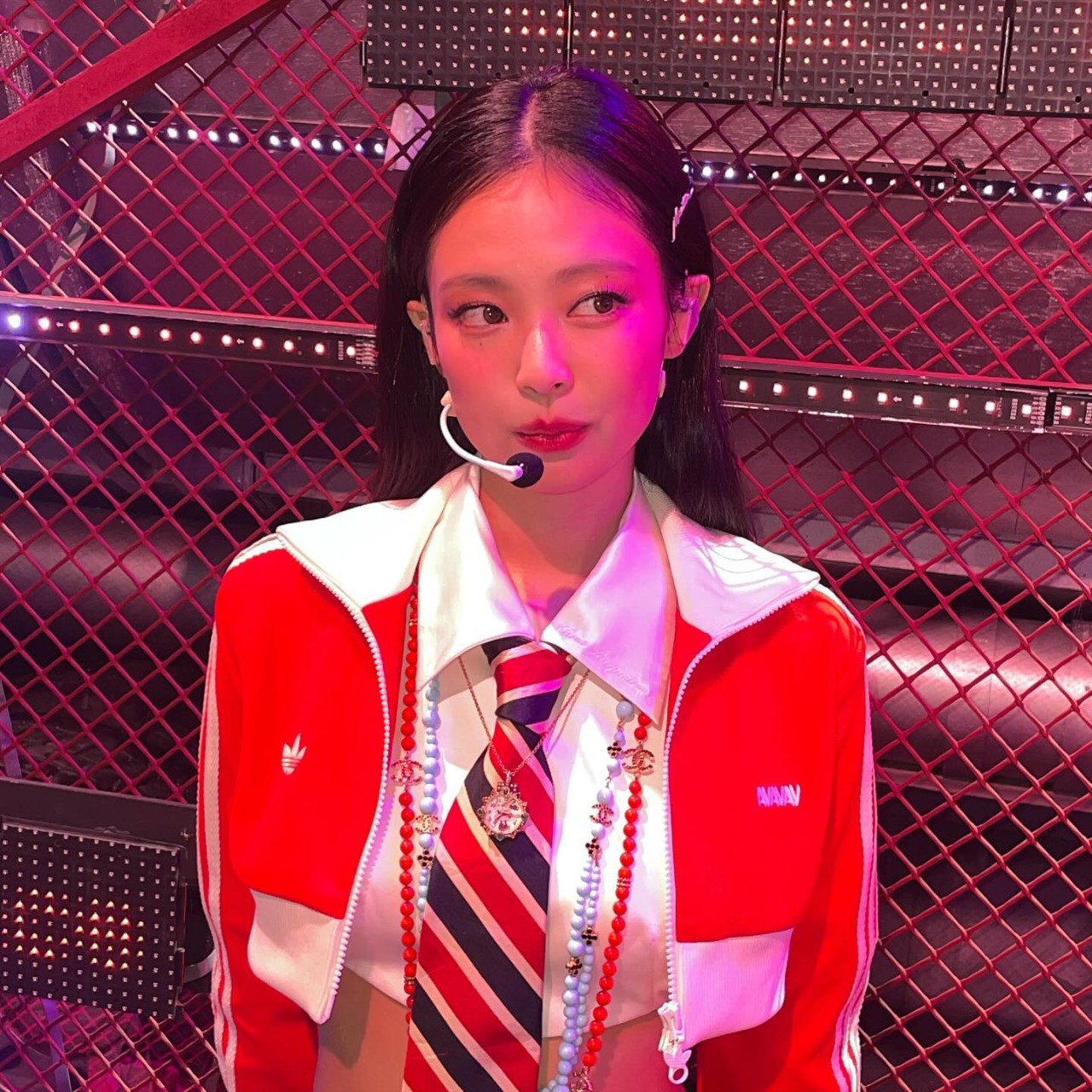 BLACKPINK」ジェニー、新曲「Mantra」で1位に顔を隠して涙…“涙