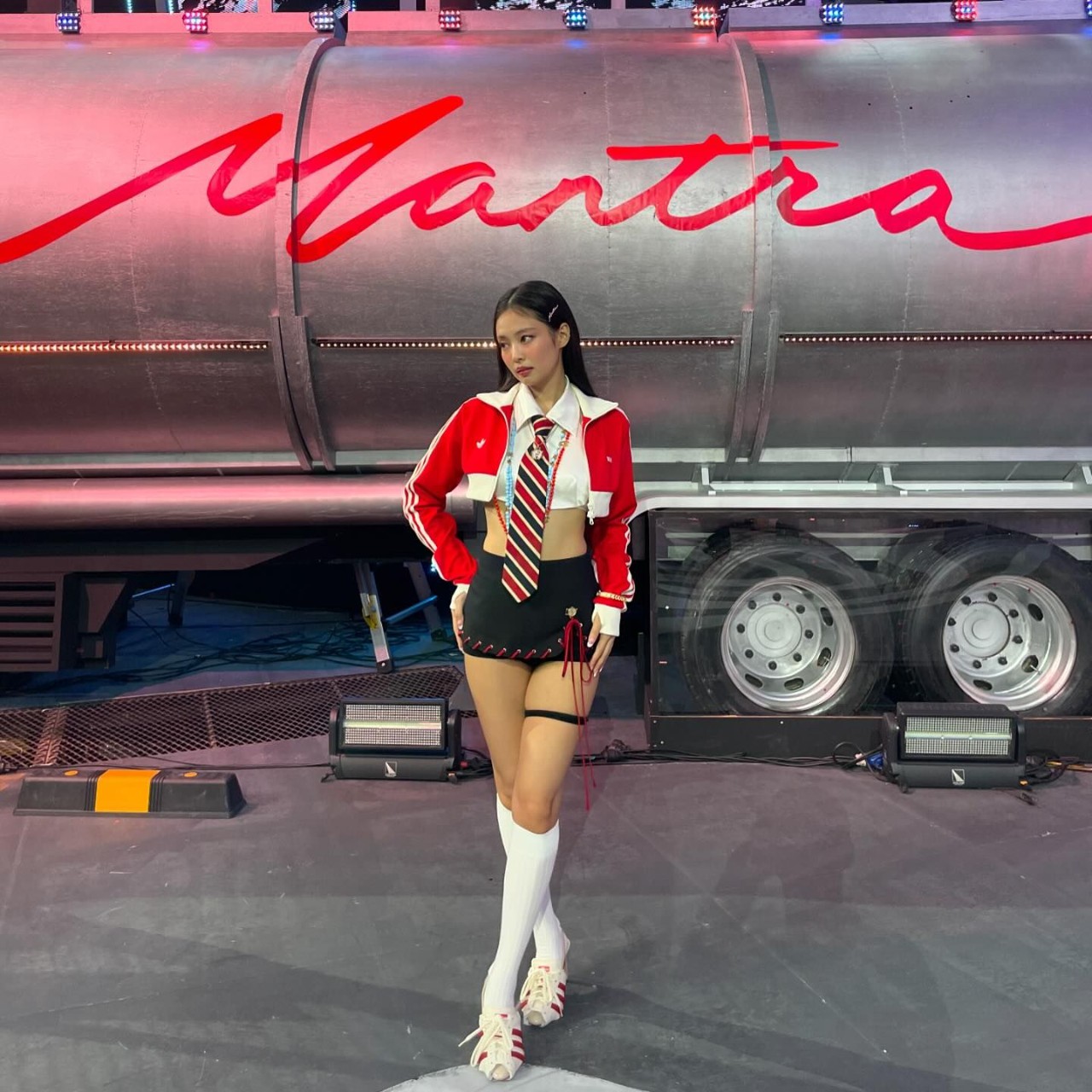 JENNIE mantra ダイアリー　ジェニー　BLACKPINK グループBLACKPINKのジェニー(JENNIE)が新しいシングル