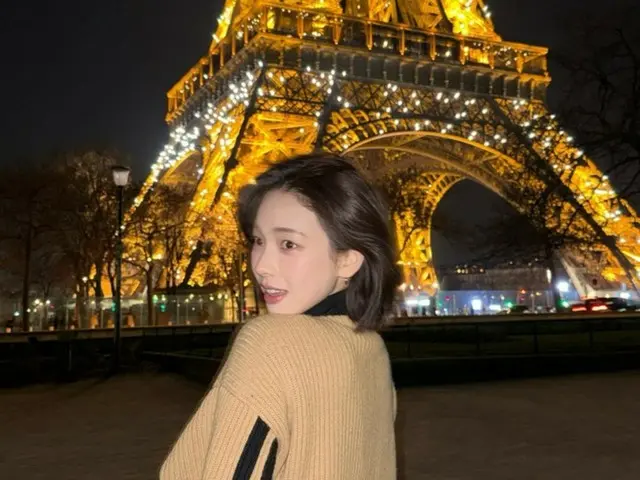 「aespa（エスパ）」カリナ、ボブヘアを真似したくなる女神…エッフェル塔の下で豪快なモッパン