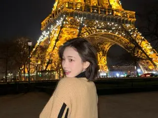 「aespa（エスパ）」カリナ、ボブヘアを真似したくなる女神…エッフェル塔の下で豪快なモッパン