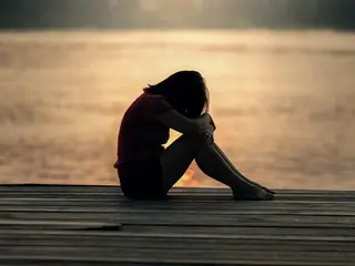 嫉妬深い人の特徴って？直すための方法も解説