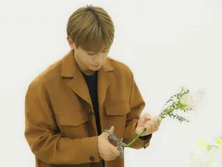 「SHINee」ミンホ、ファンのために花束を作る…“僕はこういうのが苦手なんだけど...”（動画あり）