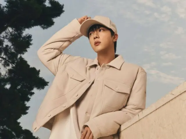 「BTS」JIN、さわやかでスポーティな魅力発散…小顔と広い肩に視線集中