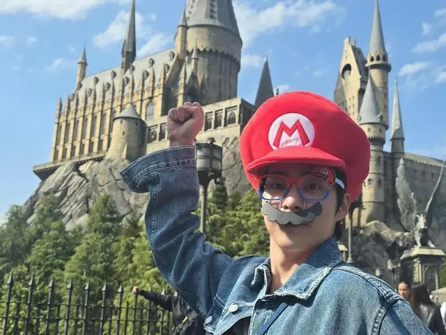 「EXO」シウミン、マリオになりきってUSJを満喫…おひげも意外とよく似合う？！