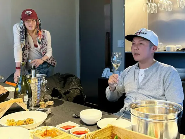 G-DRAGON（BIGBANG）、おばあちゃんのような花柄ベストも完ぺきに着こなす
