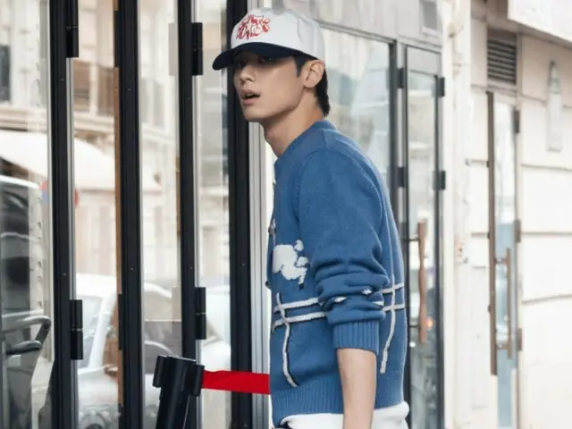 「THE BOYZ」ジュヨン、フランス・パリでの自由な日常をキャッチ！…ピンクのバッグがポイント