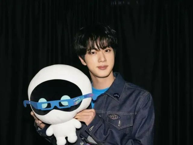 「BTS」JIN、まぶしいビジュアルでwootteoとのツーショット…JINを真似たwootteoが可愛い