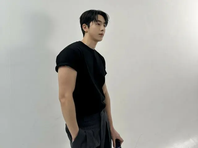 俳優ナム・ジュヒョク、グラビア撮影のビハインドを公開…より成熟したビジュアルが話題