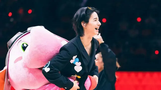 JO1佐藤景瑚、Bリーグで“バナ活”炸裂！　千葉ジェッツ戦にサプライズ登場