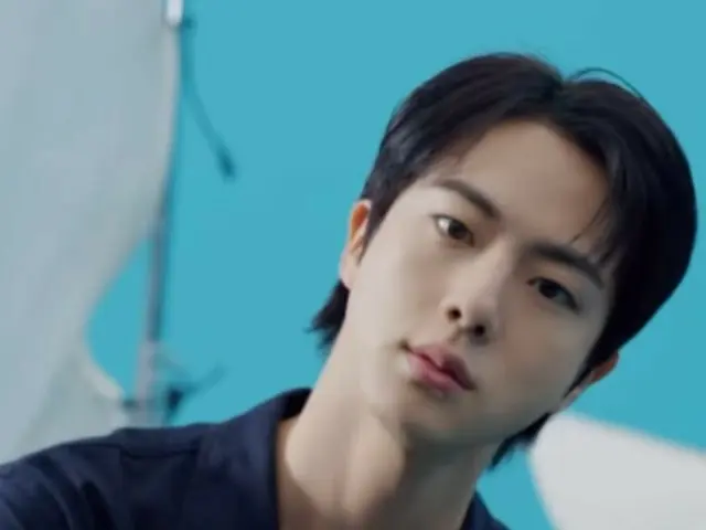 「BTS」JIN、一瞬一瞬が絵になる完ぺきなビジュアル（動画あり）