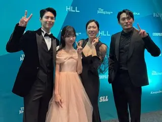 俳優パク・ボゴム、「おつかれさま」の共演者たちと一緒にピース