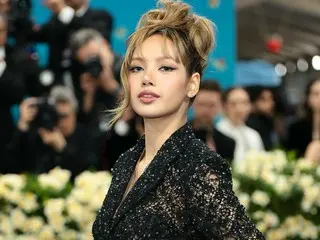活動家の顔をプリント？「BLACKPINK」リサのルイ・ヴィトンの衣装が論争に…デザイナーが釈明
