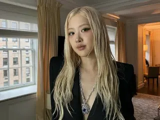 「BLACKPINK」ロゼ、ジェニーのひざの上に座るキュートなツーショット…“Met Gala”ビハインド公開