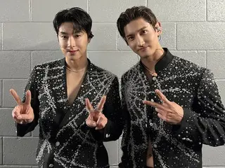 「東方神起」、ロサンゼルスでの「SMTOWN LIVE 2025」を終えてファンにピースであいさつ