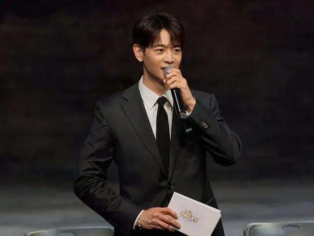 「SHINee」ミンホ、演劇「ゴドーを待ちながら」寄付公演GV（観客との対話）の進行役で才能寄付