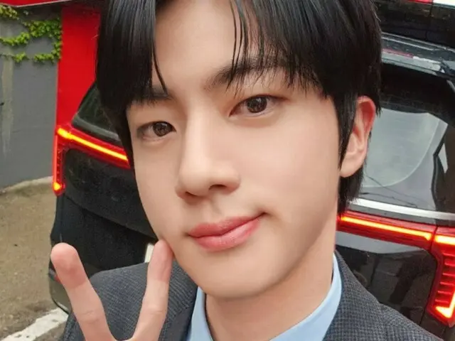 「BTS」JIN、ダンディなスーツ姿であいさつ…「1日中、おいしくいただきました」