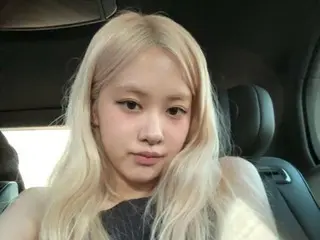 「BLACKPINK」ロゼ、スレンダーラインが際立つブラトップファッション…“ロックスターのようなビジュアル”