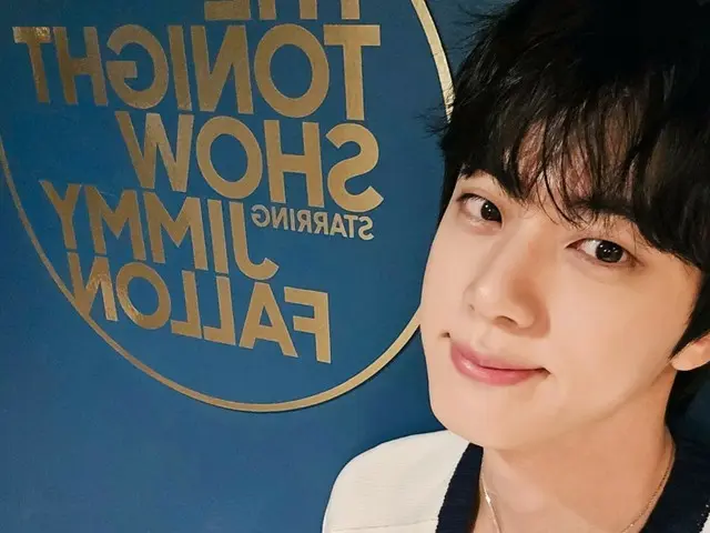 「BTS」JIN、ビジュアルとセンスで大活躍…米NBC「ジミー・ファロンショー」出演のビハインドカット公開