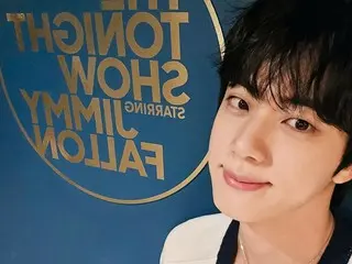 「BTS」JIN、ビジュアルとセンスで大活躍…米NBC「ジミー・ファロンショー」出演のビハインドカット公開