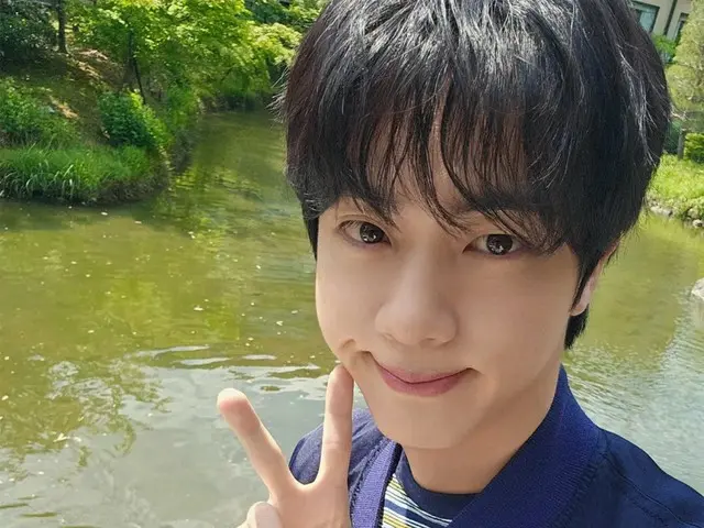 「BTS」JIN、キュートなピース…相葉先輩と京都での特別な1日