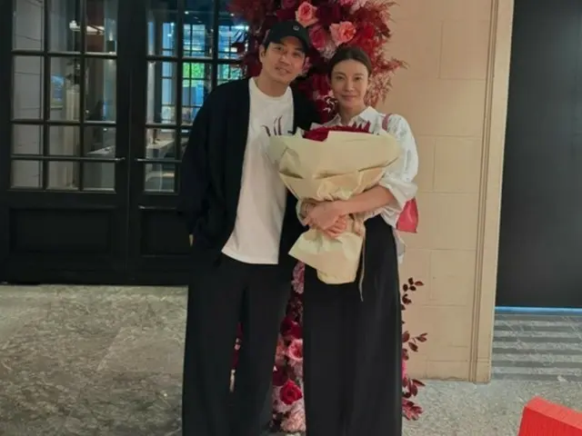 女優チャ・イェリョン♥俳優チュ・サンウク、結婚８周年をお祝い「いつも笑わせてくれる私の夫」