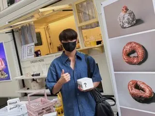 ジュンス、少年のようなサムズアップ…全部隠してもイケメン