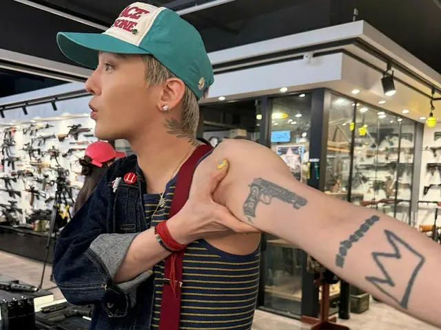 G-DRAGON（BIGBANG）、拳銃ショップを訪れ腕にある銃のタトゥーを見せる