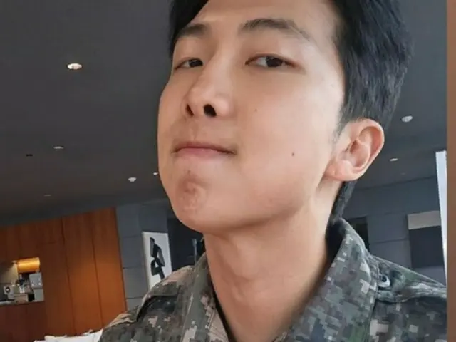 “除隊間近”「BTS」RM、軍服セルフィーでファンの心を狙撃