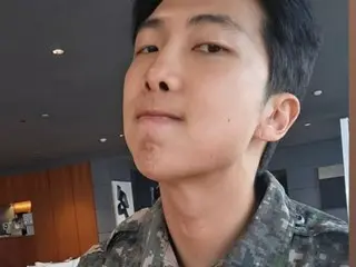 “除隊間近”「BTS」RM、軍服セルフィーでファンの心を狙撃