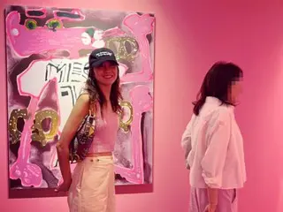 コン・ヒョジン、ピンクのニットファッション…展示会もコンプリーらしく