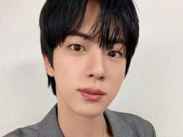 「BTS」JIN、あたたかい眼差しがときめく誘う