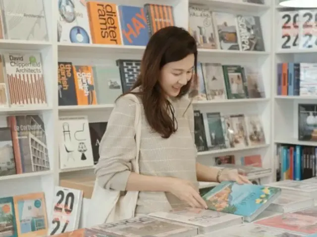 キム・ハヌル、書店でも輝く清純な美貌