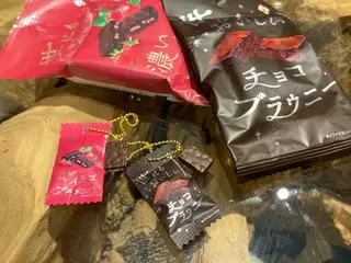 「世にもおいしいチョコブラウニーミニチュアキーホルダー」がカプセルトイ専門店「#C-pla」で限定販売開始！