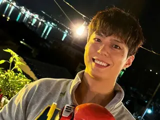 俳優パク・ボゴム、誕生日記念の写真大放出…ボクシンググローブのケーキを持ってニッコリ