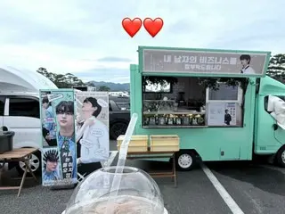 俳優ビョン・ウソク、カフェカーのプレゼントに飲み物を持って“ペアハート”