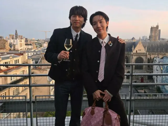 「BTS」J-HOPE、俳優コン・ユとパリでツーショット
