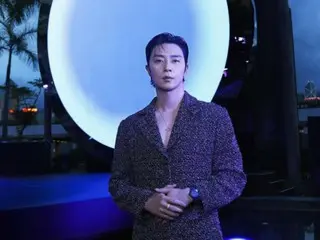 パク・ソジュン、香港の夜に浮かぶダンディなビジュアル