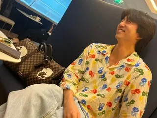 俳優コン・ユ、華やかな花柄シャツでいたずらっ子のような笑顔