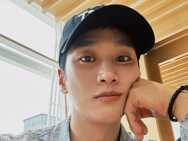 俳優アン・ボヒョン、ハンバーガーの食べ歩きもほほえましい…“休暇出てきたか”