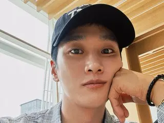 俳優アン・ボヒョン、ハンバーガーの食べ歩きもほほえましい…“休暇出てきたか”