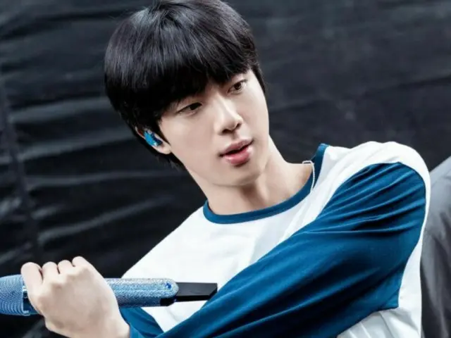 「BTS」JIN、ファンコンツアーのビハインドカット公開…「走れソクジンの写真をパチリ、次は日本」