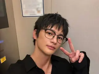 ソ・イングク、眼鏡をかけていっそうシャープに…バラエティー番組のPRで大忙し