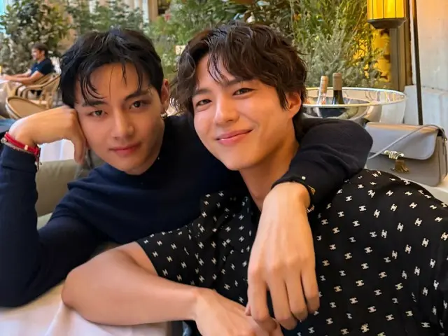 俳優パク・ボゴム、パリでの近況を公開…「BTS」Vとのツーショットも