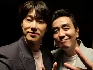 「東方神起」ユンホ、出演者たちとの微笑ましい記念写真…「パイン ならず者たち」制作発表会ビハインドカット（動画あり）