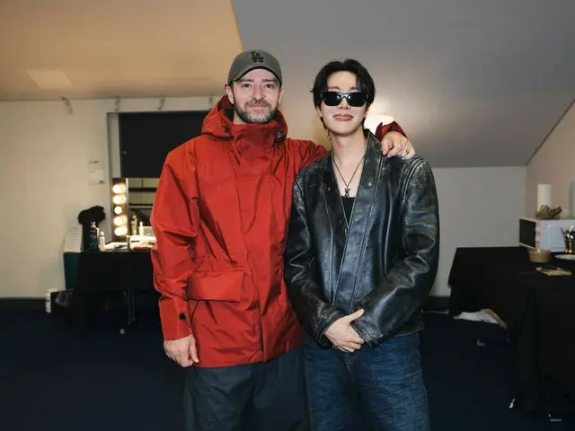 「BTS」J-HOPE、ジャスティン・ティンバーライクや「IVE」などとの「Lollapalooza Berlin」バックステージショットを公開