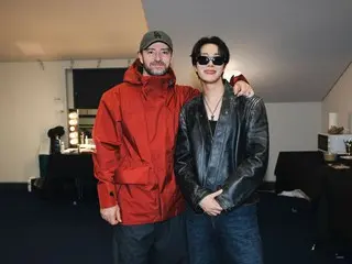 「BTS」J-HOPE、ジャスティン・ティンバーライクや「IVE」などとの「Lollapalooza Berlin」バックステージショットを公開