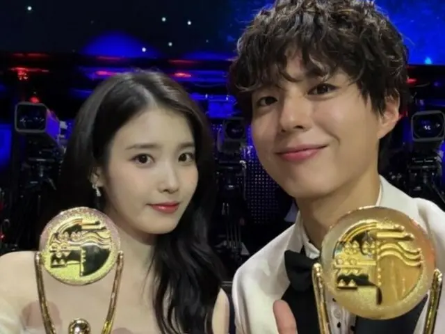 ドラマ「おつかれさま」IU（アイユー）＆パク・ボゴム、トロフィーを手に美貌が爆発