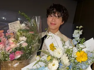 俳優パク・ボゴム、花よりもまばゆい王子様ビジュアル…「青龍シリーズアワード」のビハインドを大放出