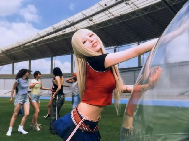 BoA、11thフルアルバム『Crazier』金髪に腹筋チラ見せで視線を釘付け