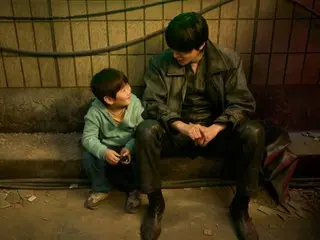 映画「全知的な読者の視点から」、ビハインドスチール公開…イ・ミンホの子役俳優に向けた優しいまなざし